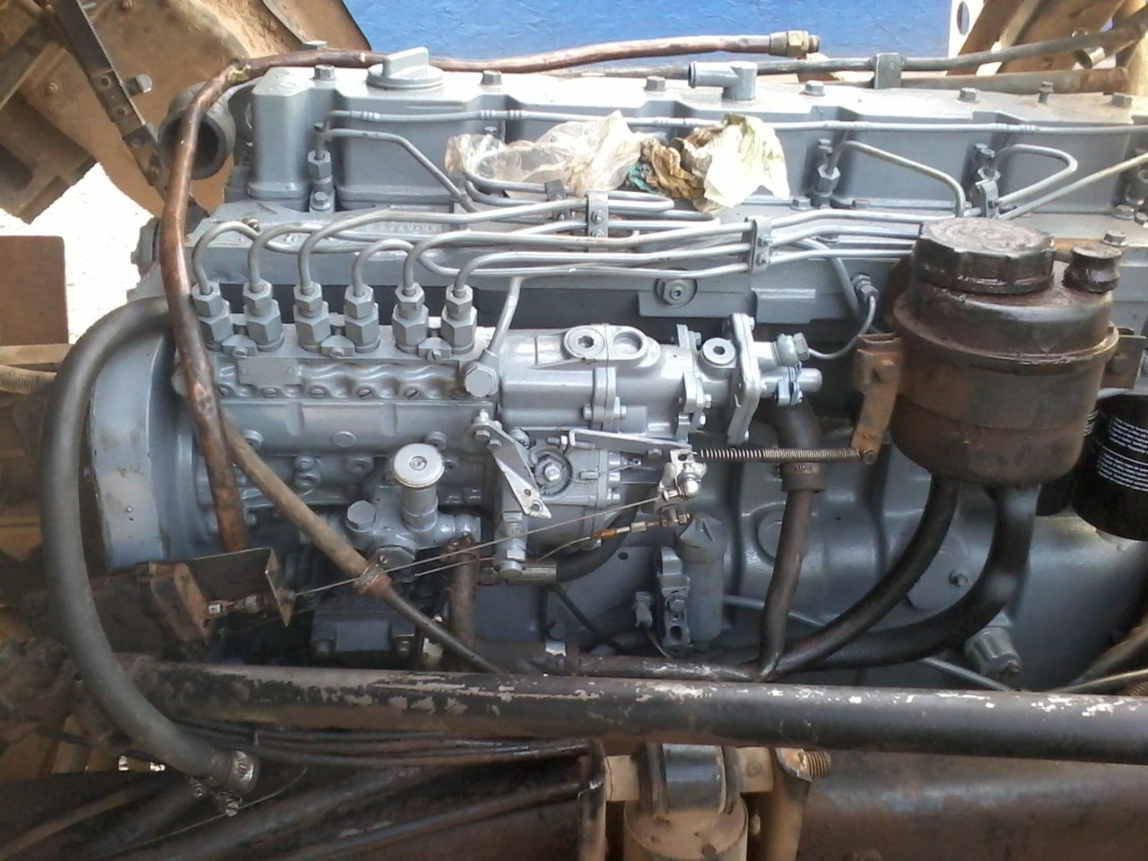 Motor diesel retificado e pintado